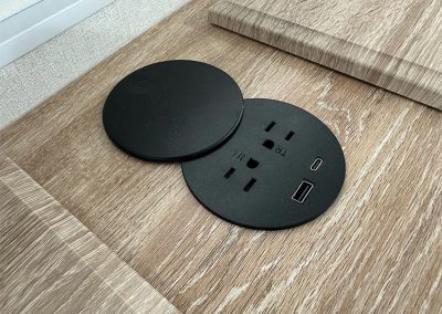 G Max 650 Cabover USB-110v outlet